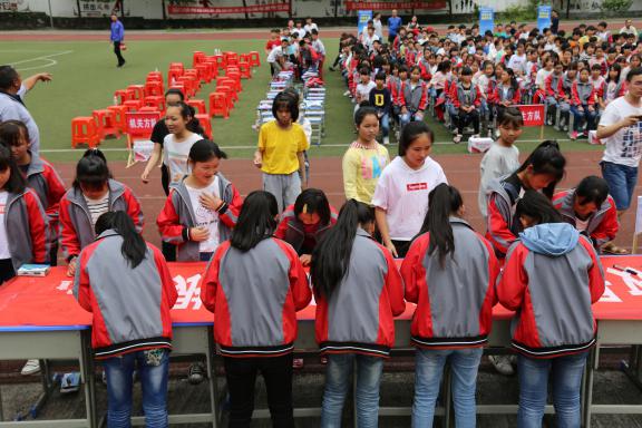 首页 区县科协 科学普及近日,秀山县反邪教协会牵头县隘口中学,对在校